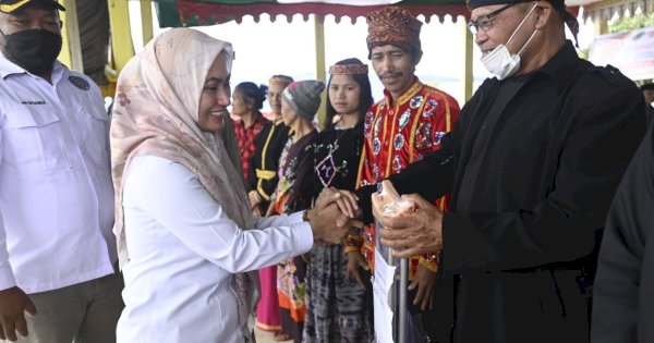 Beri Bantuan untuk Penyandang Disabilitas, Bupati Indah: Mereka Istimewa