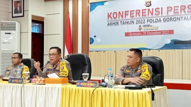 Kepolisian Daerah (Polda) Gorontalo menggelar konferensi pers akhir tahun yang diselenggarakan oleh Bidang Humas Polda Gorontalo di Aula Titinepo, Rabu (28/12/2022)