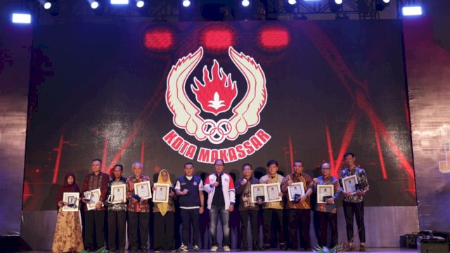 Wali Kota Makassar Moh Ramdhan Pomanto saat menyerahkan bonus untuk atlet Makassar dalam acara Malam Juara; Pembagian Bonus Atlet Proprov XVII Makassar, Pemberian Penghargaan Tokoh Olahraga, Launching Pekan Olahraga Kota Makassar Sport Eight 2023 dan Pembubaran Porprov XVII, di Gedung Balai Prajurit Jend M. Yusuf, Jl Jend Sudirman, Kamis, (29/12/2022), malam.