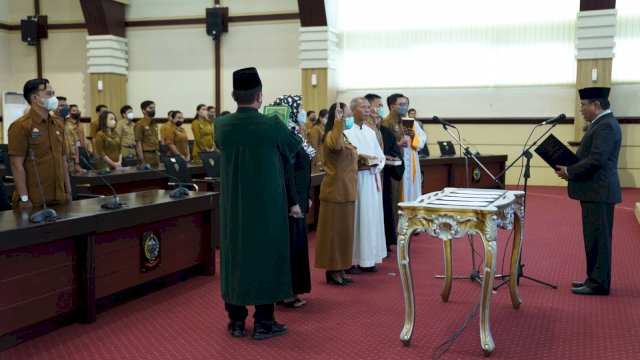 Pelaksana Harian (Plh) Sekretaris Daerah (Sekda) Pemerintah Provinsi (Pemprov) Sulawesi Selatan (Sulsel), Andi Aslam Patonangi, melantik 185 orang pejabat fungsional lingkup Pemprov Sulsel di Ruang Rapat Pimpinan Kantor Gubernur, Kamis, (29/12/2022).