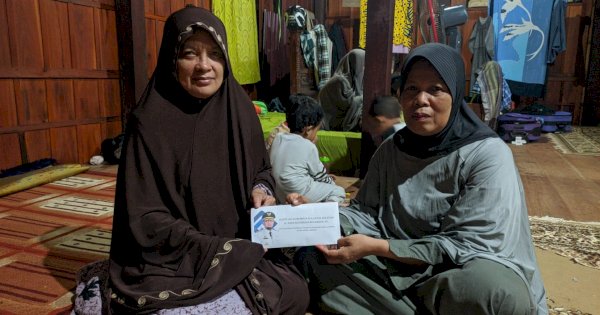 Gubernur Sulel Beri Santunan Guru Tertimpa Pohon di Sidrap