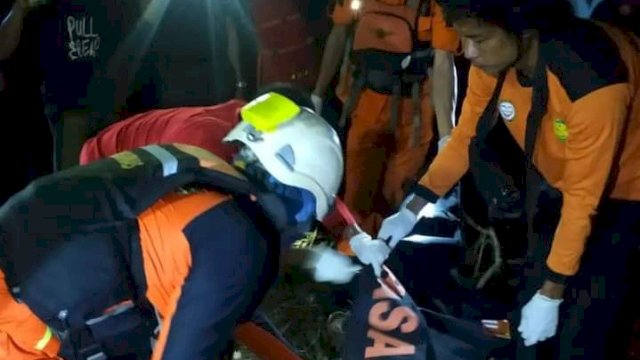 Dokumentasi proses evakuasi yang dilakukan Tim SAR terhadap salah satu korban bencana tanah longsor di Kabupaten Gowa, beberapa waktu lalu. (foto: Basarnas Sulsel)