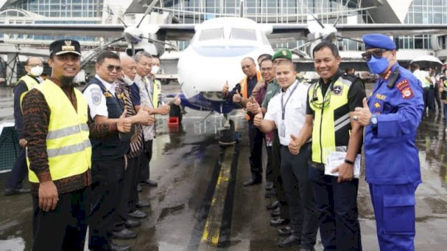 Gubernur Sulawesi Selatan Andi Sudirman Sulaiman saat meresmikan penerbangan perdana SUSI Air rute Makassar - Bone di Bandara Sultan Hasanuddin, Kamis, 1 Desember 2022.