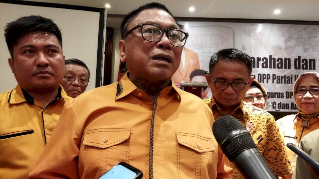 Ketua Umum DPP Hanura, Oesman Sapta Oddang memberikan pengarahan kepada kader Hanura di Hotel Four Poin by Sheraton, Makassar, pada Sabtu (3/12/2022).