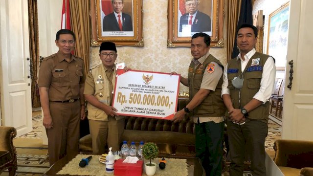 Pemerintah Provinsi Sulawesi Selatan menyerahkan bantuan untuk korban gempa di Cianjur, Jawa Barat. Penyerahan bantuan senilai Rp500 juta itu dilakukan di pendopo Kantor Bupati, Senin (5/12/2022).