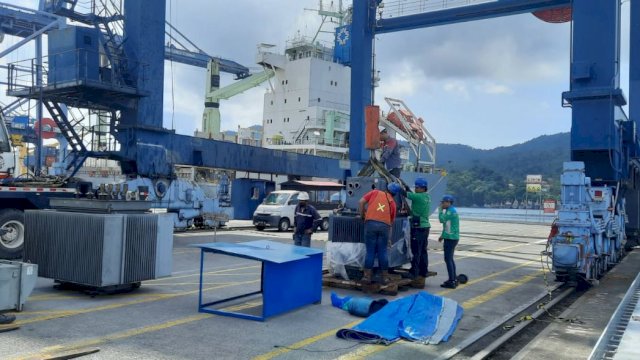 PT Pelindo Jasa Maritim, Subholding PT Pelabuhan Indonesia (Persero) atau Pelindo Group melalui anak usahanya PT Equiport Inti Indonesia (EII) di tahun ini telah melakukan elektrifikasi pada enam terminal milik Pelindo.