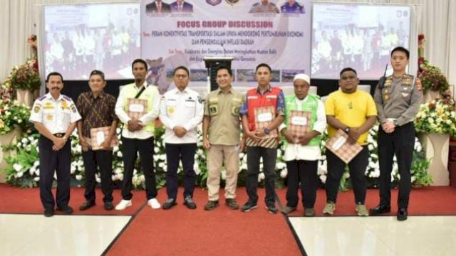 Penjagub Hamka didampingi Kepala Dinas Perhubungan dan perwakilan lalu lintas Polda Gorontalo bersama perwakilan pengemudi bentor penerima SIM C gratis pada kegiatan FGD dengan tema “Peran Konektivitas Transportasi Dalam Upaya Mendorong Pertumbuhan Ekonomi dan Pengendalian Inflasi Di Daerah” Selasa (6/12/2022) di gedung GPCC Kota Gorontalo.