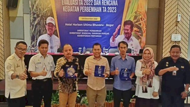 Dinas Pertanian Provinsi Gorontalo saat menerima piagam penghargaan sebagai juara 2 kategori Dinas Pertanian Provinsi berkinerja terbaik nasional tahun 2022. Penghargaan dari Kementrian Pertanian RI diserahkan di Bogor, Jawa Barat, Selasa (6/12/2022).