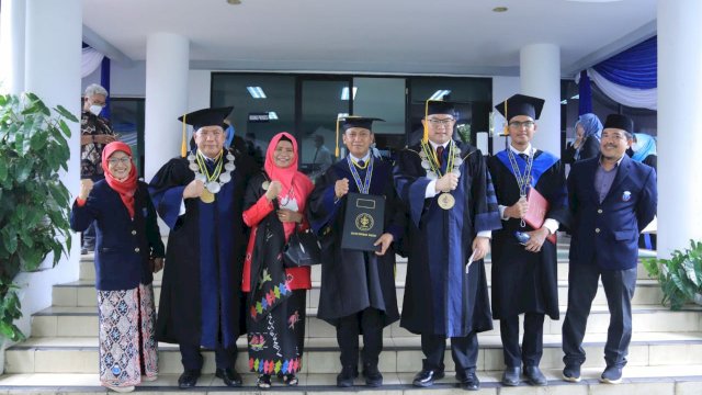 Bupati Takalar Dr Syamsari, resmi melepas status sebagai mahasiswa program doktoral Institut Pertanian Bogor (IPB), Rabu (7/12/2022).