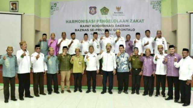 Peserta Rakorda Baznas dengan Penjagub Gorontalo, Hamka Hendra Noer, dan Ketua Baznas RI, KH. Noor Achmad, di aula Asrama Haji, Kota Gorontalo, Rabu (7/12/2022).