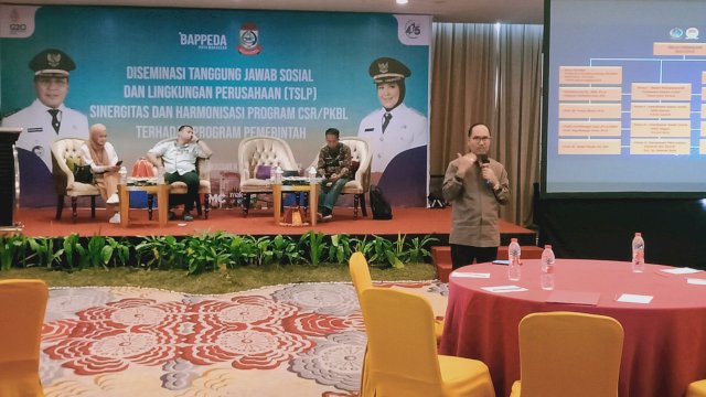 Ketua Umum FK-TSLP Sulsel, Drs La Tunrung saat kegiatan koordinasi pelaksanaan sinergitas dan harmonisasi perencanaan pembangunan daerah sumber daya alam, di Hotel Swiss Bell, Jl Ujung Pandang, Kota Makassar, Kamis (8/12/2022).