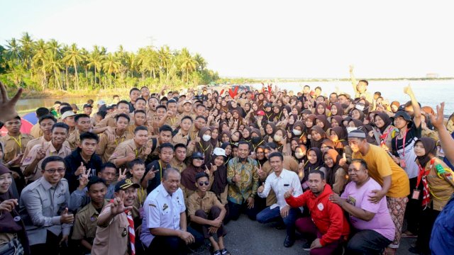 Pelajar SMA Negeri 1 Bantaeng begitu antusias menyambut kehadiran Gubernur Sulsel Andi Sudirman Sulaiman di Kampung Kaili, Kelurahan Bonto Lebang, Kecamatan Bissappu, Bantaeng, Rabu (7/12/2022).