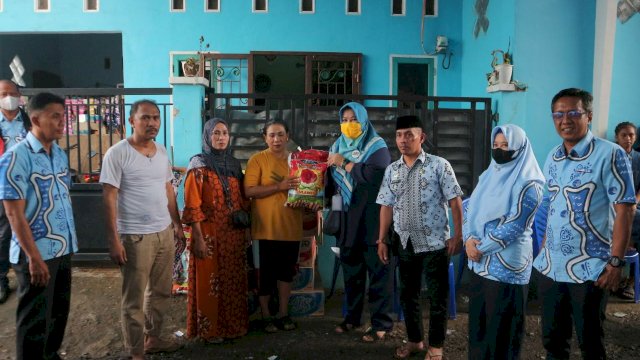 Perumda Air Minum Kota Makassar melalui #PDAMPeduli menyambangi korban kebakaran di Biring Romang Kec. Manggala, Kamis (8/12/2022).