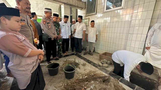 Ketua DPRD Makassar Rudianto Lallo menghadiri peletakan batu pertama renovasi Masjid Ihyatul Jamaah Lembo Makassar, Jumat (9/12/2022). 