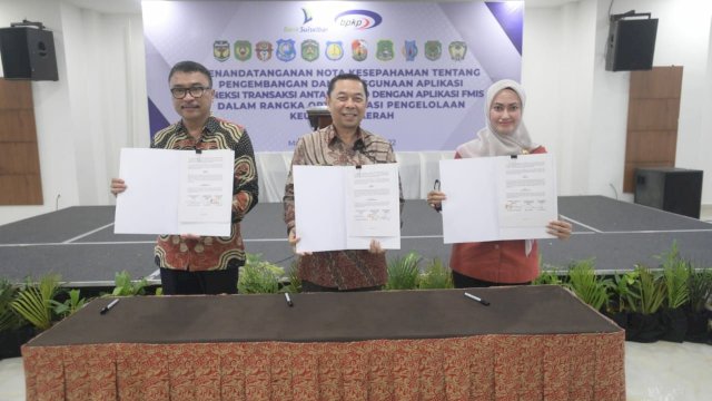 Sebanyak 11 kabupaten/kota di Sulawesi Selatan melakukan penandatanganan nota kesepahaman tentang pengembangan dan penggunaan aplikasi koneksi transaksi antara Rekening Kas Umum Daerah (RKUD) dengan aplikasi Financial Management Information System (FMIS), salah satunya adalah Kabupaten Luwu Utara.