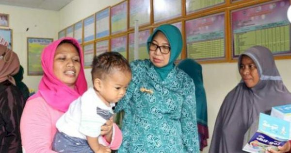 TP PKK Gorontalo Beri Paket Bantuan ke Anak Berisiko Stunting di Desa Ibarat dan Hiyalo