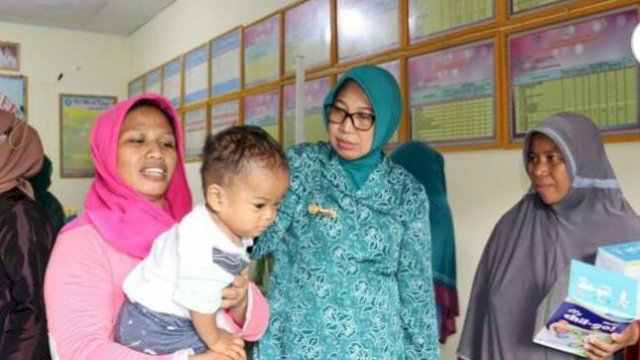 Penyerahan bantuan untuk anak berisiko stunting di dua desa pilot project yakni di Desa Ibarat dan Hiyalo Oyile, Kecamatan Anggrek, Kabupaten Gorontalo Utara, Kamis (08/12/22), oleh TP-PKK Provinsi Gorontalo.