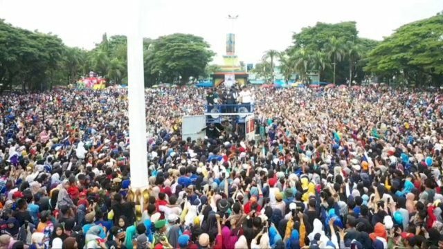 Puluhan Ribu Warga Pangkep tumpah ruah mengikuti Jalan Sehat Partai NasDem. Jalan Sehat yang di pusatkan di Alun alun Taman Musafir Kabupaten Pangkep itu, turut dihadiri Bakal Calon Presiden Anies Baswedan dan sekaligus melepas peserta jalan sehat, Minggu (11/12/2022).