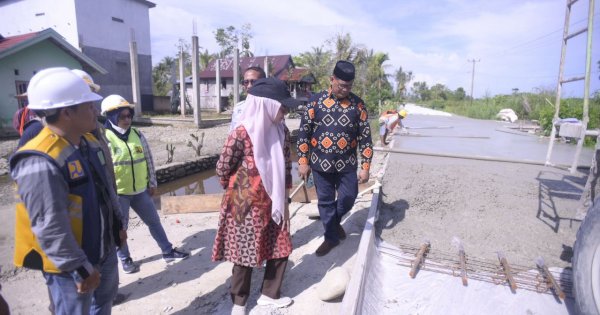 Bupati Indah Tinjau Langsung Pengerjaan Proyek Jalan di Malangke