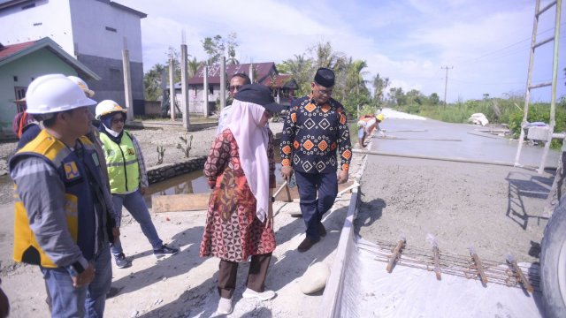 Bupati Indah Tinjau Langsung Pengerjaan Proyek Jalan di Malangke