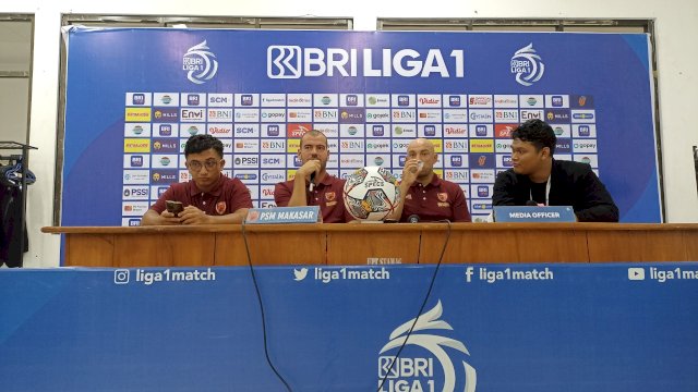 Pelatih PSM Makassar, Bernardo Tavares didampingi Wiljan Pluim saat sesi press converence jelang melawan Bhayangkara FC. (foto: PSM)