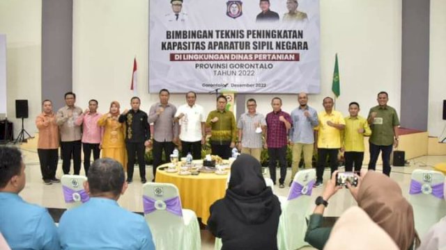 Kurang lebih sebanyak 500 Aparatur Sipil Negara (ASN) Dinas Pertanian Provinsi Gorontalo, mengikuti bimbingan teknis (bimtek) Peningkatan Kapasitas Aparatur Pertanian, yang dibuka oleh Penjabat Gubernur Gorontalo Hamka Hendra Noer di Hotel El Madina Kota Gorontalo, Sabtu (10/12/2022).