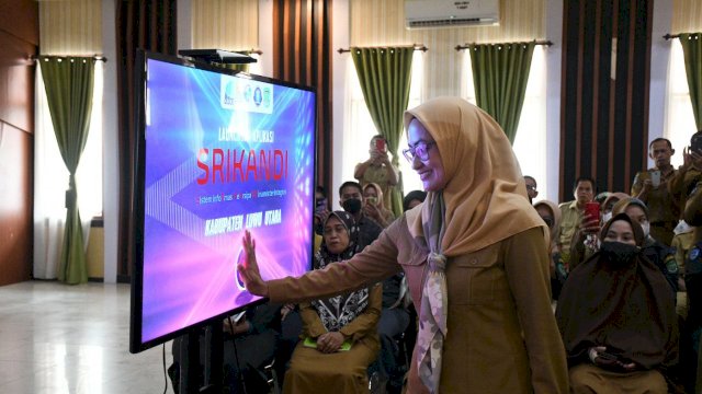 Bupati Luwu Utara Indah Putri Indriani secara resmi melaunching aplikasi SRIKANDI di Aula Laga Ligo Kantor Bupati Luwu Utara, pada Senin (12/12/2022). 