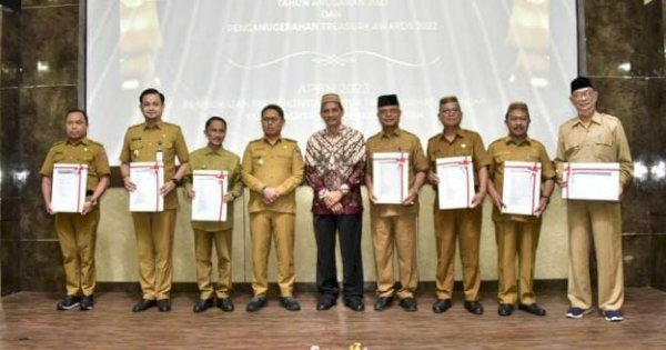 Penjagub Gorontalo Serahkan DIPA dan TKDD Tahun 2023