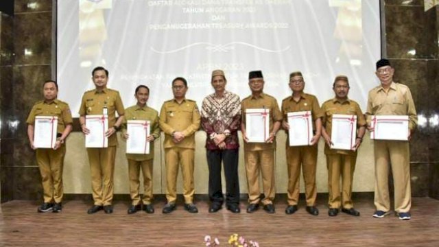 Penjagub Hamka didampingi Kepala Kanwil Ditjen Perbendaharaan Provinsi Gorontalo bersama Bupati/Wali Kota pada penyerahan DIPA dan TKDD tahun anggaran 2023 di Aula Dulohupa Kanwil Ditjen Perbendaharaan Provinsi Gorontalo, Senin (12/12/2022).