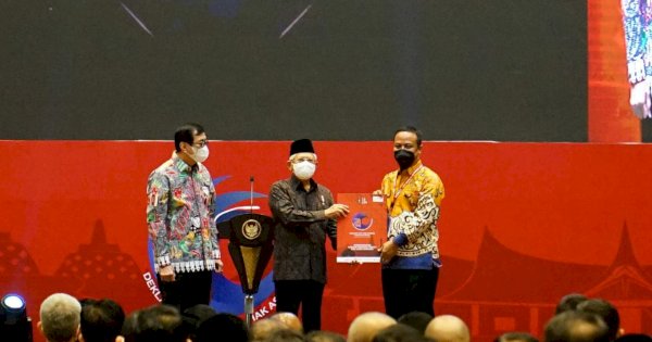 Gubernur &#038; Kakanwil Kemenkumham Sulsel Terima Penghargaan Pembina Peduli HAM