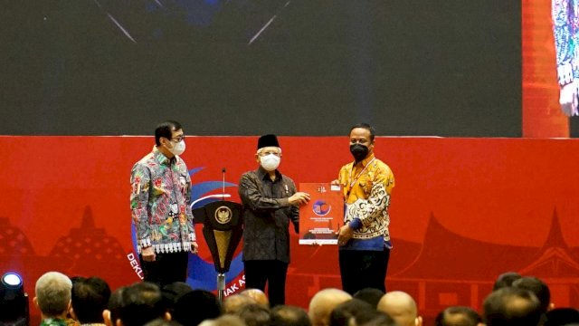 Gubernur &#038; Kakanwil Kemenkumham Sulsel Terima Penghargaan Pembina Peduli HAM