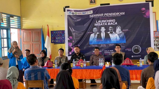 Mahasiswa KKNT Pendidikan Guru Sekolah Dasar (PGSD) Unismuh Makassar menggelar Launching Wisata Baca di Desa Bissoloro, Gowa (06/12/2022).