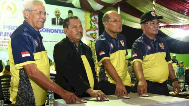 Ketua DPRD Provinsi Gorontalo, Paris RA. Jusuf (kedua kiri), bersama Wakil Ketua Umum KONI Pusat, Tursandi Alwi (kiri), Asisten Bidang Ekonomi dan Pembangunan, Sutan Rusdi (kedua kanan), serta Ketua KONI Provinsi Gorontalo, Fikram Salilama, menekan tombol yang menandai dimulainya Porprov tahun 2022 di Lapangan Taruna Remaja, Kota Gorontalo, Sabtu (17/12/2022).