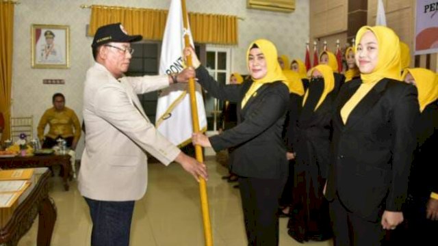 Ketua Komite Olahraga Nasional Indonesia (KONI) Provinsi Gorontalo Fikram Az Salilama saat menyerahkan bendera panji Persatuan Wanita Olahraga Seluruh Indonesia (Perwosi) kepada Mely Mohamad sebagai Ketua Perwosi Provinsi Gorontalo Masa Bakti 2022-2026 bertempat di Aula Rujab Wakil Gubernur, Kota Gorontalo, Minggu (18/12/2022).