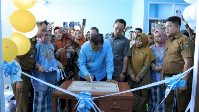 Bupati Takalar Syamsari, meresmikan gedung baru NICU di Rumah Sakit Ibu dan Anak (RSIA) Siti Zaenab yang terletak di Kelurahan Bontolebang, Kecamatan Galesong Utara, Senin (19/12/2022).