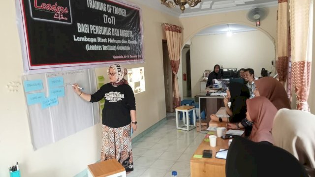 Lembaga Riset Hukum dan Gender (Leaders Institute) melakukan Training of Trainer (ToT) dan Pendidikan Anggota Dasar (PAD) bagi pengurus dan anggota yang dilaksanakan di sekretariat jl. M.H Thamrin Ipilo Kota Timur Kota Gorontalo, Minggu (18/12/2022). 