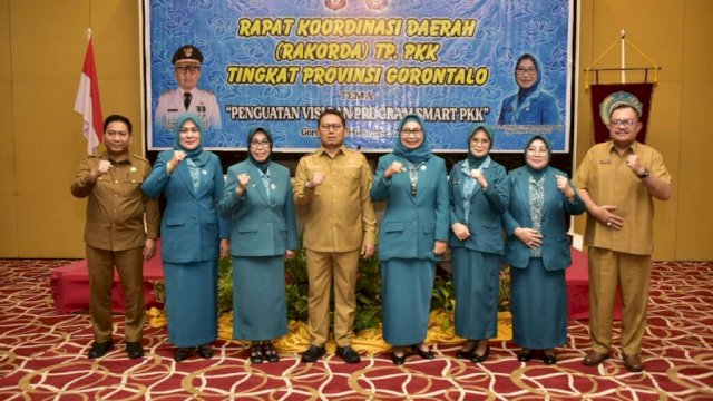 Penjagub Hamka didampingi PJ Sekdaprov Gorontalo dan Kepala Dinas Dukcapil Provinsi Gorontalo bersama Ketua TP-PKK Provinsi dan Kabupaten Kota, pada kegiatan, Rapat Koordinasi Daerah (Rakorda) TP-PKK tingkat Provinsi Gorontalo tahun 2022 di Ballroom Hotel Grand Q, Kota Gorontalo.