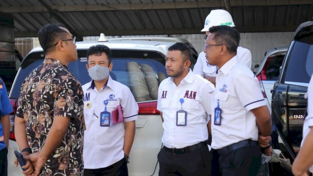 Direksi Perumda Air Minum Kota Makassar (PDAM) kembali turun serentak ke lapangan untuk melakukan pembacaan meteran air pelanggar pada Rabu (21/12/2022).