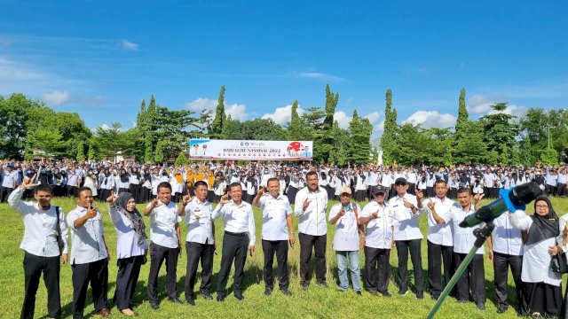 Bupati Takalar Syamsari menghadiri Peringatan Hari Guru Nasional yang diselenggarakan oleh Diknas Takalar dan PGRI di lapangan Makkatang Dg Sibali dan Gedung Islamic Center Takalar, Rabu (21/12/2022).