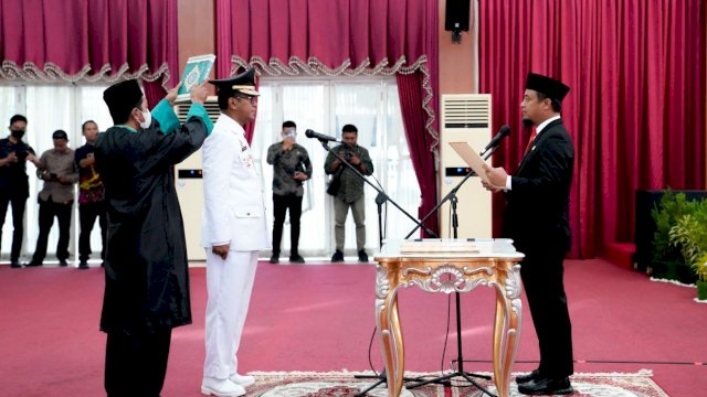 Gubernur Sulawesi Selatan, Andi Sudirman Sulaiman melantik Kepala Dinas Pendidikan Prov. Sulsel, Setiawan Aswad,  sebagai Penjabat (Pj) Bupati Takalar.