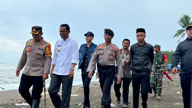 Sehari pasca dilantik, Penjabat Bupati Takalar Setiawan Aswad langsung meninjau abrasi pantai yang terjadi di pesisir pantai Galesong khususnya di Desa Kanaeng dengan Desa Popo, Kecamatan Galesong Selatan, pada Jumat (23/12/2022). 