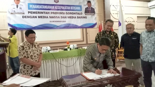 Penjagub Hamka didampingi Kadis Kominfotik saat menyimak penandatanganan kesepakatan bersama kerja sama media, di Aula Rumah Jabatan Wakil Gubernur, Jumat (23/12/2022).