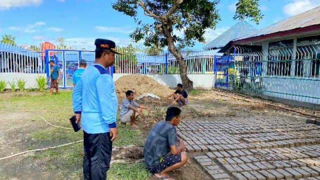 Lembaga Pemasyarakatan Kelas IIA Bulukumba (Lapas Bulukumba) Kantor Wilayah Kementerian Hukum dan HAM Sulawesi Selatan (Kanwil Kemenkumham Sulsel) kembangkan pembuatan batu bata merah hasil karya Warga Binaan Pemasyarakatan (WBP).