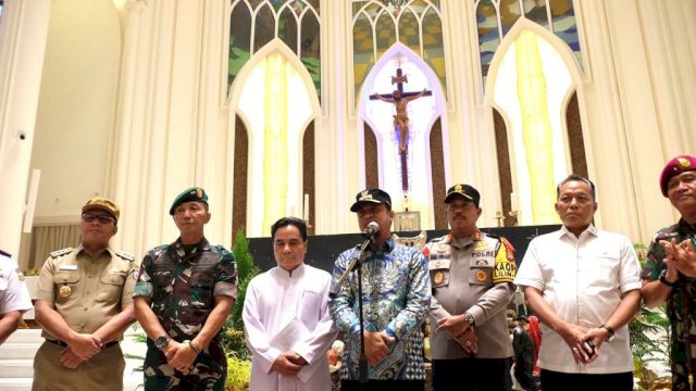 Wali Kota Makassar Moh Ramdhan Pomanto bersama jajaran Forkopimda Sulsel dan Kota Makassar memantau pengamanan Malam Misa Natal di dua gereja, Sabtu (24/12/2022) malam.