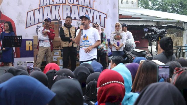 Ribuan warga ikut memeriahkan jalan sehat Anak Rakyat yang digelar oleh Yayasan Anak Rakyat Indonesia (YARI) di Kecamatan Manggala, Kota Makassar, Ahad (25/12/2022).