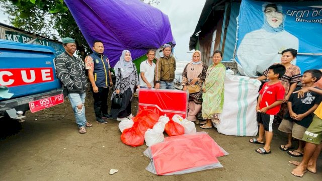 Bantuan berupa logistik makanan disalurkan untuk korban bencana alam puting beliung dan abrasi pantai oleh Pemerintah Kabupaten Takalar, pada Ahad (25/12/2022).