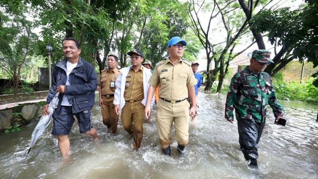 Wali Kota Makassar Moh Ramdhan Pomanto meninjau lokasi banjir di RW 04 Kelurahan Paccerakkang, Kecamatan Biringkanaya, Makassar, Senin (26/12/2022).