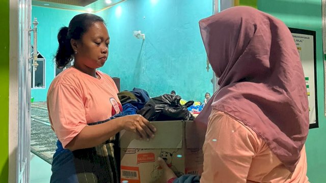 Relawan Mak Ganjar Sulsel saat memberikan paket sembako kepada korban tanah longsor yang mengungsi di masjid usai terjadi longsor di Kelurahan Lanna dan Desa Lonjoboko Kecamatan Parangloe, Kabupaten Gowa, Sulawesi Selatan. 