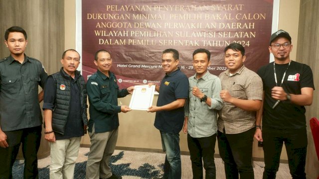 Sejumlah bakal calon Anggota DPD RI di Sulawesi Selatan telah menyerahkan syarat dukungannya ke KPU Sulsel.