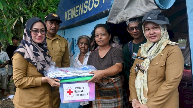 Bupati Luwu Utara, Indah Putri Indriani mengantar langsung bantuan untuk korban banjir di Malangke Barat dan Baebunta Selatan pada Senin (26/12/2022). 